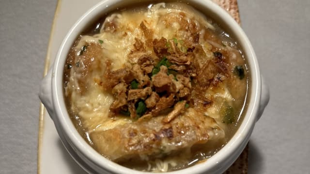 Soupe à l’oignon gratinée à l’emmental - La Boussole, Paris