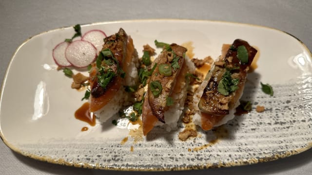 Nigiri au saumon mariné, foie gras français poêlé, sauce nigiri.  - La Boussole, Paris