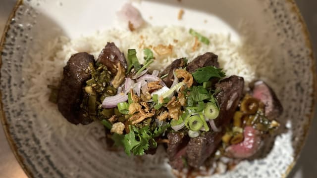 Tigre qui pleure, émincé de filet de cœur de rumsteck à la thaï & herbes fraîches - La Boussole, Paris