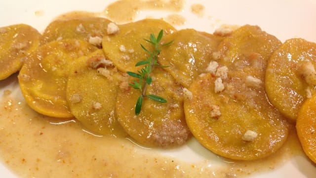 Ravioli di anatra laccata, l’antica mostarda dei pio-mostarda fina di carpi crumble di pane tostato - l'Incontro, Carpi