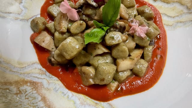 Gnocchi di patate alla canapa con pomodoro,basilico,porcini  (3)								 - l'Incontro, Carpi