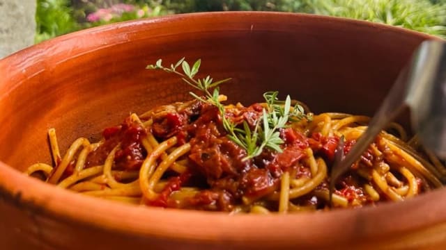 Bucatini al sugo di coniglio - Terra e Sapori