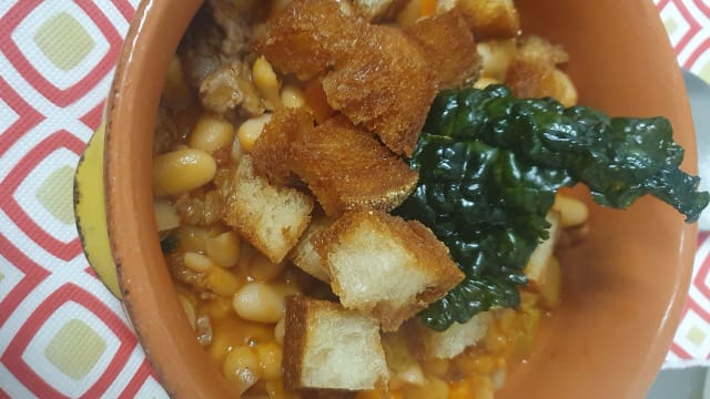 Zuppa di fagioli con salsiccia e crostini di pane - Terra e Sapori, Forio