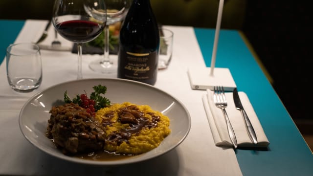 Il vero risotto alla milanese con midollo di bue, ristretto di manzo e ossobuco di vitello in gremolada - The Fifties 'round the corner