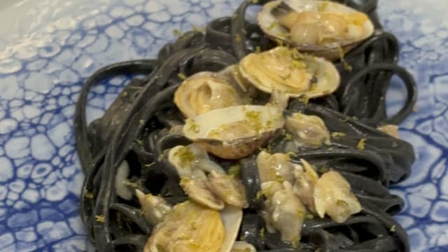 Tagliolino nero, vongole veraci e lime - Ristorante pizzeria A’Mare