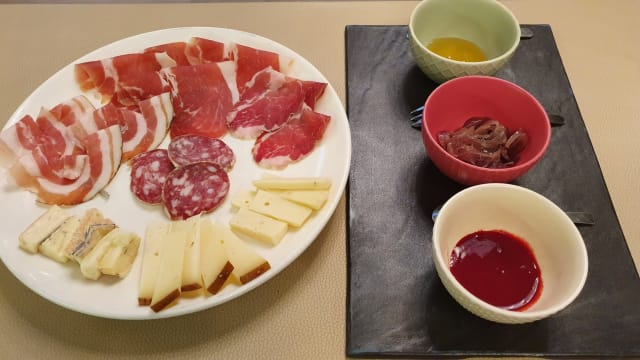 Tagliere Di Salumi E Formaggi - Bricch