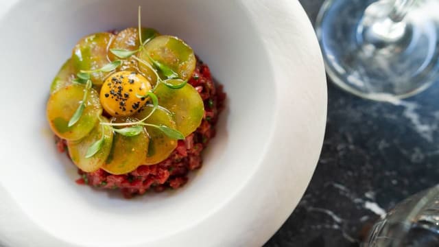 Tartar de vaca al estilo asiático acompañado de pepino marinado - Vinogrado, Barcelona