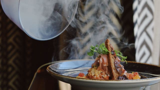 Tarte fine tomatée relevée à la graine de moutarde, Burratina, Bresaola et mesclun, relevé au balsamique blanc - Le 1387, Strasbourg