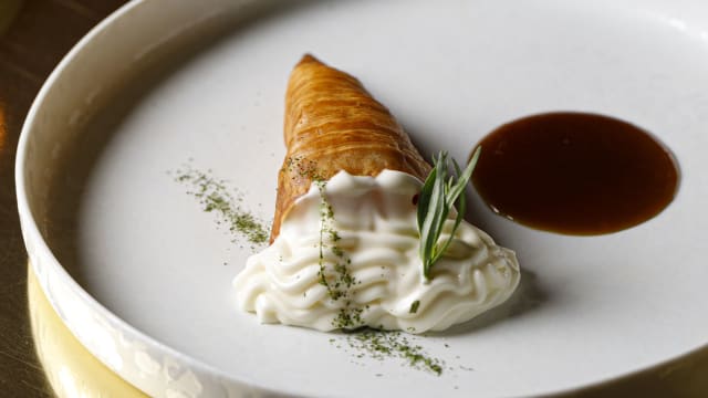 Sfogliatella riccia ripiena di agnello sfilacciato, mousse di provolone del monaco e le sue animelle - Follie Restaurant | Villa Agrippina Roma, Rome