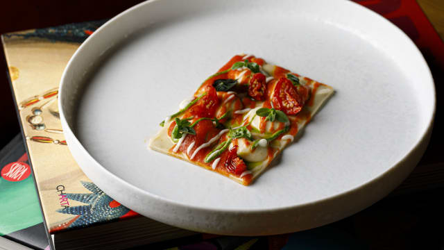 Raviolo “caprese”, ricotta di mandorla, pomodoro e olio al basilico - Follie Restaurant | Villa Agrippina Roma, Rome