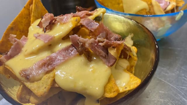 Nachos con salsa cheddar & bacon croccante - Ninkasi Birreria