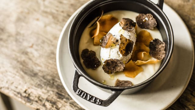 Velouté de topinambours, Chantilly de truffe noire et chips de topis - La Ferme de mon Père