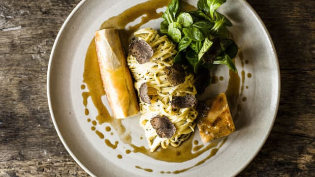 Suprême de poulet fermier, la cuisse croustillante, taglioni aux truffes, sucrine grillée au Parmesan et jus de volaille - La Ferme de mon Père