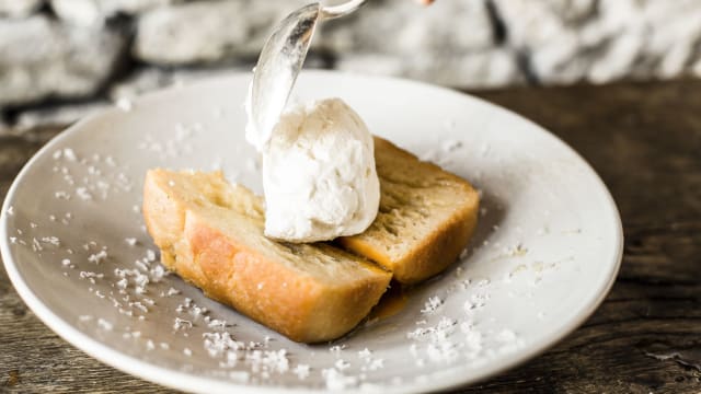 Baba au vieux rhum et coulis de mangue - La Ferme de mon Père, Megève