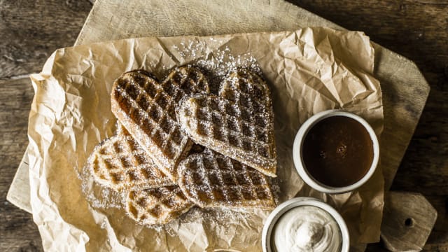 Gaufres "minute", Chantilly et sauce chocolat - La Ferme de mon Père