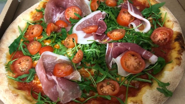 pizza prosciutto crudo, rucola e pomodorini - StreetFood