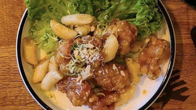 Cuisses de poulet caramélisé avec gâteau de riz frit - PW RESTAURANT COREEN