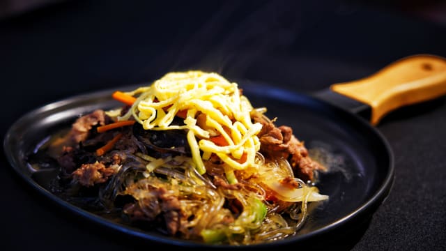 Nouilles de patate douce sautées au boeuf et aux légumes - PW RESTAURANT COREEN