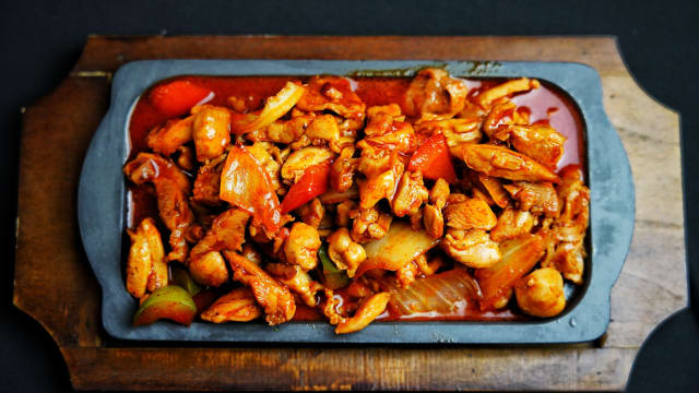 Poulet émincés courgette avec poivron vert et rouge sautés piquant - PW RESTAURANT COREEN, Paris