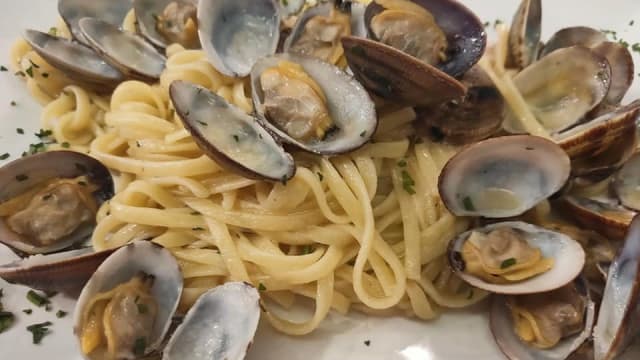 Spaghetti alle Vongole con Sapori del Vesuvio - Pizzeria Ristorante Braceria Manuno