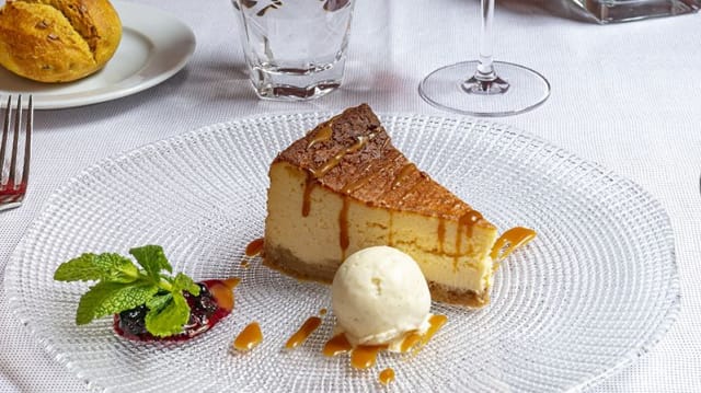 Tarta de queso cremosa, elaborada en casa con caramelo toffee - El Barril de Recoletos, Madrid