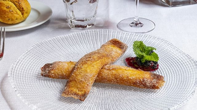 Filloas crujientes con crema pastelera al azúcar y canela - El Barril de Recoletos, Madrid