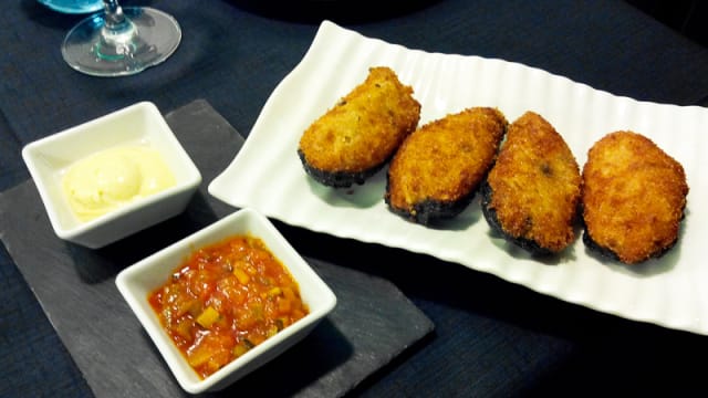 Mejillones Tigres con la Concha Comestible acompañados de Chili-pisto y Alioli de Miel - El Rosario, Madrid