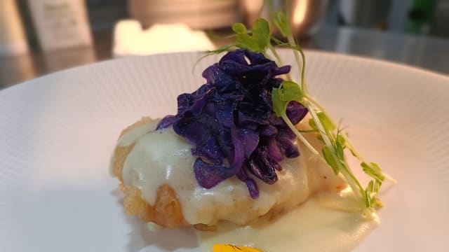 Il baccalà fritto in pastella con fonduta di patata gialla e cavolo viola saltato - Vista Trastevere Roof Bar & Restaurant by “UNA cucina", Rome