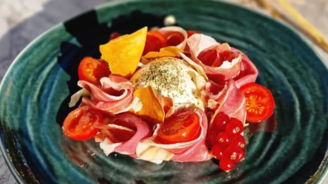 Il prosciutto crudo di parma 24 mesi dop con burrata pugliese, pomodorino ciliegino rosso e polvere di origano - Vista Trastevere Roof Bar & Restaurant by “UNA cucina", Rome