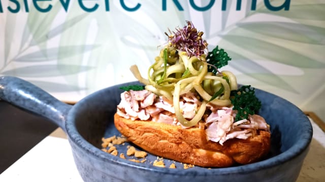 La barchetta di pane tostato con insalatina di porchetta dei castelli romani, puntarelle croccanti e salsa alle acciughe - Vista Trastevere Roof Bar & Restaurant by “UNA cucina", Rome