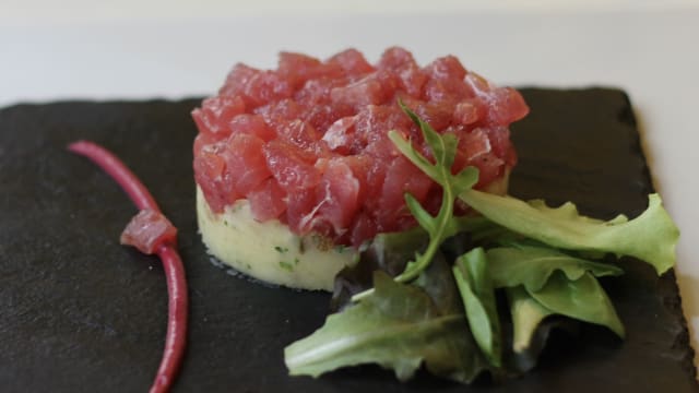 Tartare di tonno con insalatina di patate al cappero e misticanza  - A'Mare