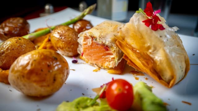 Croustillant de saumon à la pate filo et sa sauce de poisson fumé - Le Totem