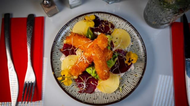 Carpaccio de betteraves crème de noix et frites de beaufort - Le Totem, Colombes