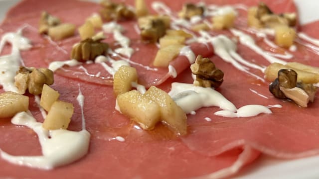 Carpaccio noci e gorgonzola e coulis di pere (100 g) - La Carcara Dry Aged & Cantina