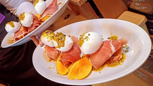 Antipasto - di affettato di salumi nostrani, mozzarella nostrana - Osteria da Daniele