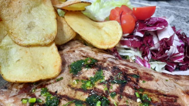 Bistecca di cavallo ( 450gr.) con insalata e chips  - Kephas Pizza&Grill