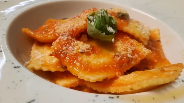 Ravioli di ricotta e spinaci al sugo di pomodoro fresco - Kephas Pizza&Grill