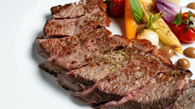 Tagliata di codone di bufala ragusana composizione di verdure , chimicurri siciliano e riduzione al nero d’avola - Giardino di Pietra Ristorante Siciliano