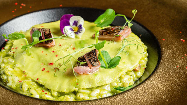 Risotto carnaroli con tocchetti di sgombro fiammato e avocado, mantecato con basilico, zenzero e peperone friggitello - Giardino di Pietra Ristorante Siciliano