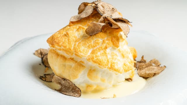 Nuvola d’uovo su fonduta di ragusano DOP e tartufo estivo - Giardino di Pietra Ristorante Siciliano