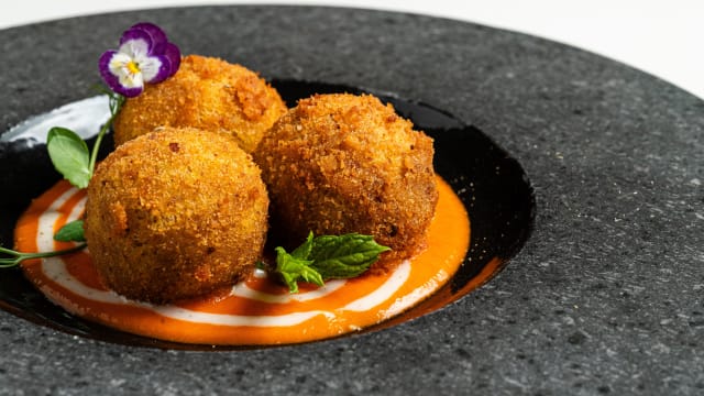 Polpette di quinoa e ceci su crema di peperoni rossi e fonduta di pecorino - Giardino di Pietra Ristorante Siciliano