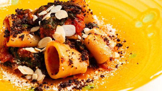 Calamarata con bietole, pepato, pomodoro e crumble di olive nere e mandorle - Giardino di Pietra Ristorante Siciliano