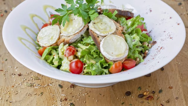 Gryffindor salade, chévre, miel, noix, toasts de pain poilane, romarin, tomates cerises / salad, goat cheese, honey, walnuts, poilane bread toasts, rosemary, cherry tomatoes - Diagon Elley