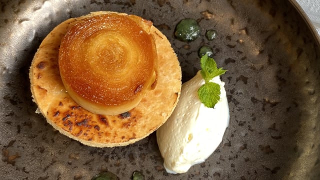 Tarte au sucre et aux griottes, glace à la Krieck - La Ferme Blanche