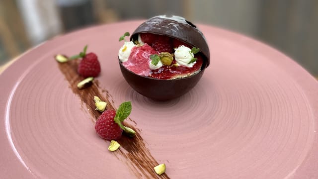 Sphère de chocolat, namelaka au chocolat blanc, biscuit joconde pistache,confit de framboise à l’amaretto - La Ferme Blanche