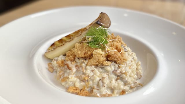 Epaule d&#39;agneau en cocotte à la sariette, pommes au fromage de Salers - La Ferme Blanche