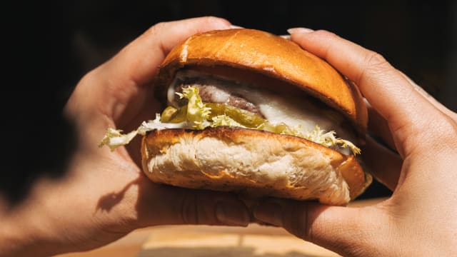 Hamburguesa de vaca vieja con queso, lechuga, cebolla, tomate y pepinillo - 4 Latas Poblenou