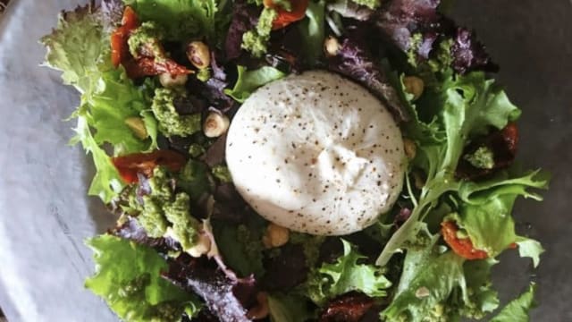 Ensalada burrata con tomate y pesto - Tapas Les Corts