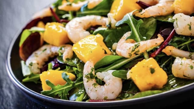 Ensalada langostinos con mango - Tapas Les Corts