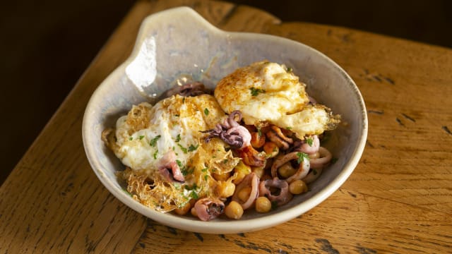 Huevos fritos sobre garbanzos de la anoia y chipirones salteados - Mussol - Aragó